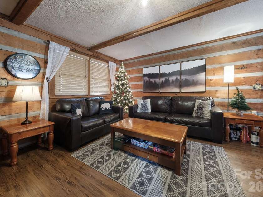 658 Biltmore Circle, Bryson City, NC 28713.  MLS# CAR4388547, YatesRealty ID 28854. Queen size pullout sofa