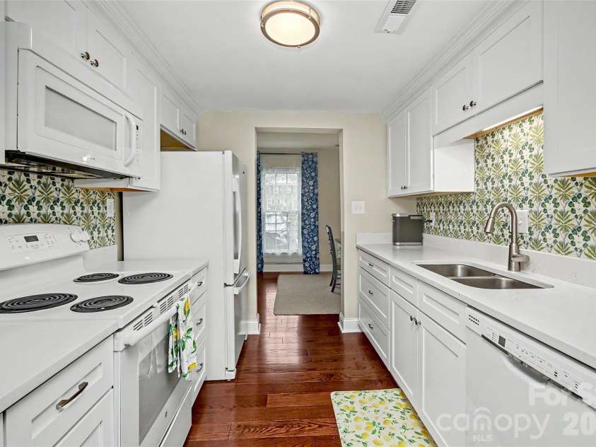 8333 Knights Bridge Road, Charlotte, NC 28210.  MLS# CAR4387477, YatesRealty ID 28856. 