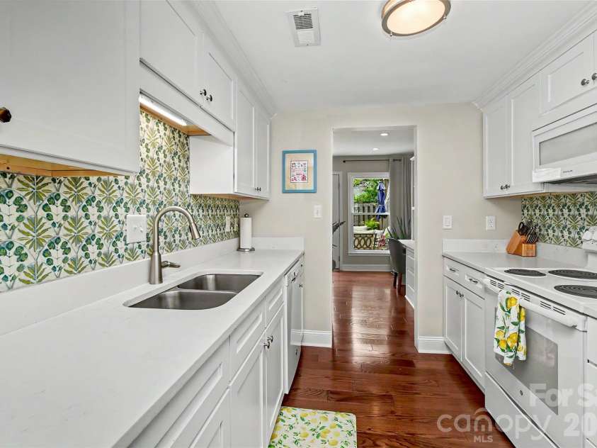 8333 Knights Bridge Road, Charlotte, NC 28210.  MLS# CAR4387477, YatesRealty ID 28856. 