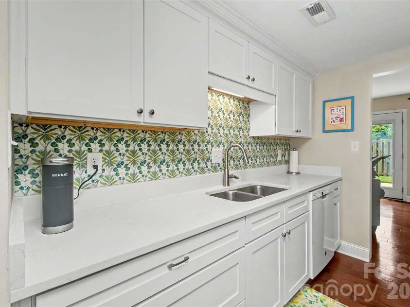 8333 Knights Bridge Road, Charlotte, NC 28210.  MLS# CAR4387477, YatesRealty ID 28856. 
