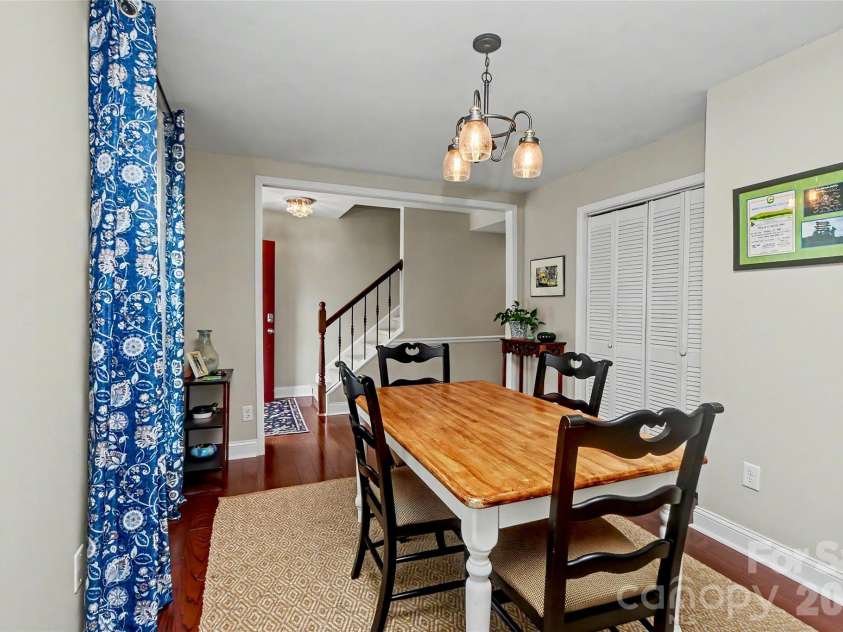 8333 Knights Bridge Road, Charlotte, NC 28210.  MLS# CAR4387477, YatesRealty ID 28856. 