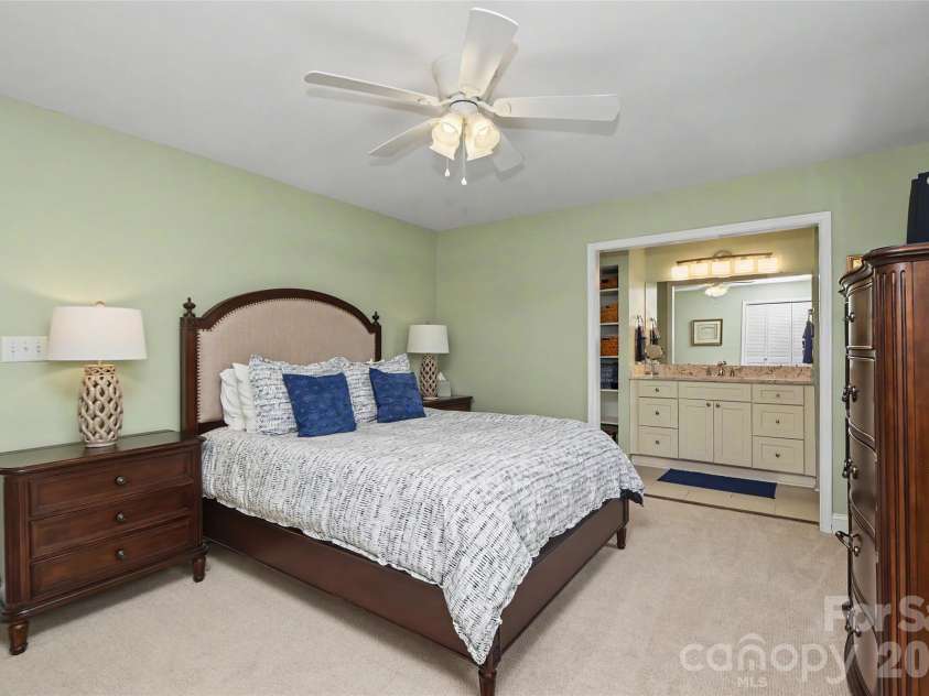 8333 Knights Bridge Road, Charlotte, NC 28210.  MLS# CAR4387477, YatesRealty ID 28856. 
