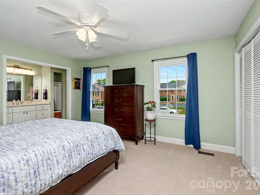 8333 Knights Bridge Road, Charlotte, NC 28210.  MLS# CAR4387477, YatesRealty ID 28856. 