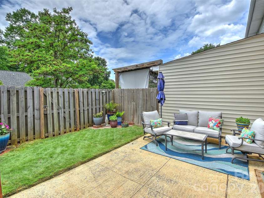 8333 Knights Bridge Road, Charlotte, NC 28210.  MLS# CAR4387477, YatesRealty ID 28856. 