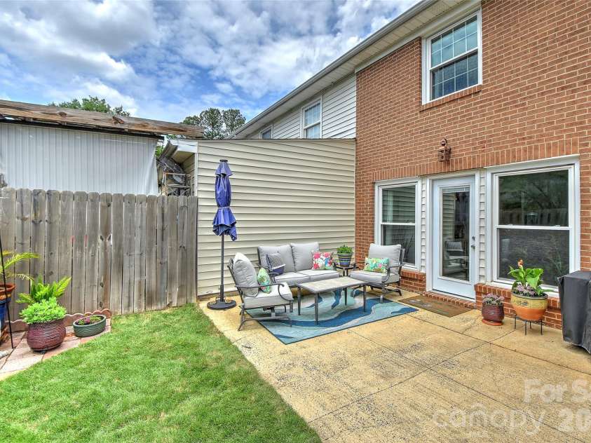 8333 Knights Bridge Road, Charlotte, NC 28210.  MLS# CAR4387477, YatesRealty ID 28856. 