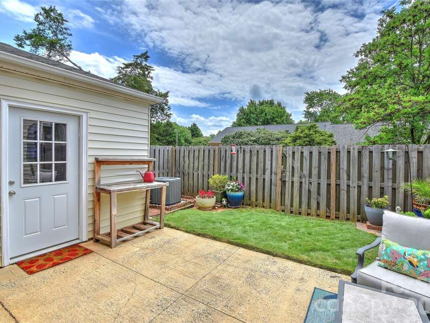 8333 Knights Bridge Road, Charlotte, NC 28210.  MLS# CAR4387477, YatesRealty ID 28856. 