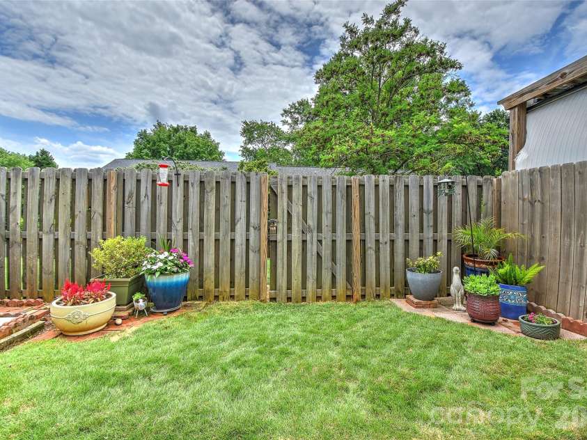 8333 Knights Bridge Road, Charlotte, NC 28210.  MLS# CAR4387477, YatesRealty ID 28856. 