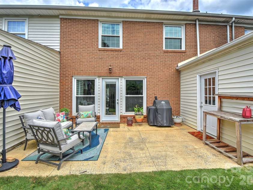 8333 Knights Bridge Road, Charlotte, NC 28210.  MLS# CAR4387477, YatesRealty ID 28856. 