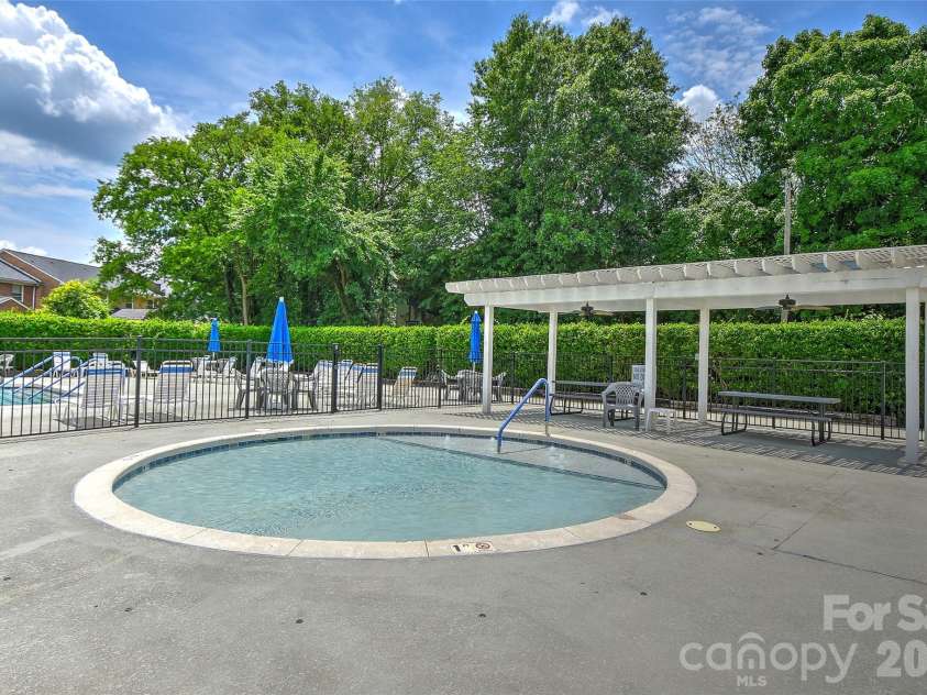 8333 Knights Bridge Road, Charlotte, NC 28210.  MLS# CAR4387477, YatesRealty ID 28856. 