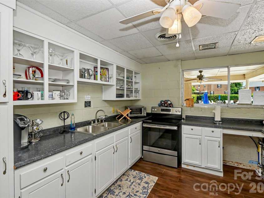 8333 Knights Bridge Road, Charlotte, NC 28210.  MLS# CAR4387477, YatesRealty ID 28856. 