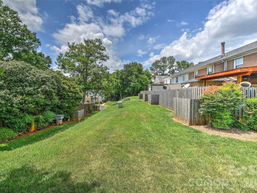 8333 Knights Bridge Road, Charlotte, NC 28210.  MLS# CAR4387477, YatesRealty ID 28856. 