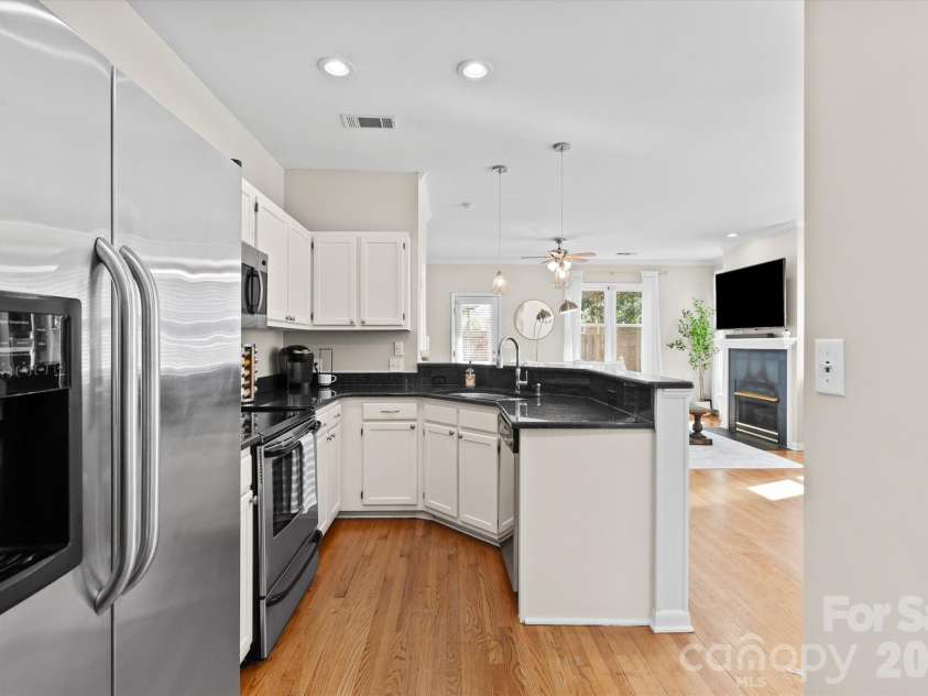 2538 Dilworth Heights Lane, Charlotte, NC 28209.  MLS# CAR4383701, YatesRealty ID 28859. 