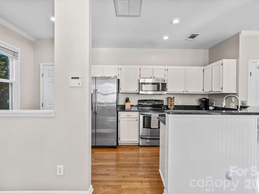 2538 Dilworth Heights Lane, Charlotte, NC 28209.  MLS# CAR4383701, YatesRealty ID 28859. 
