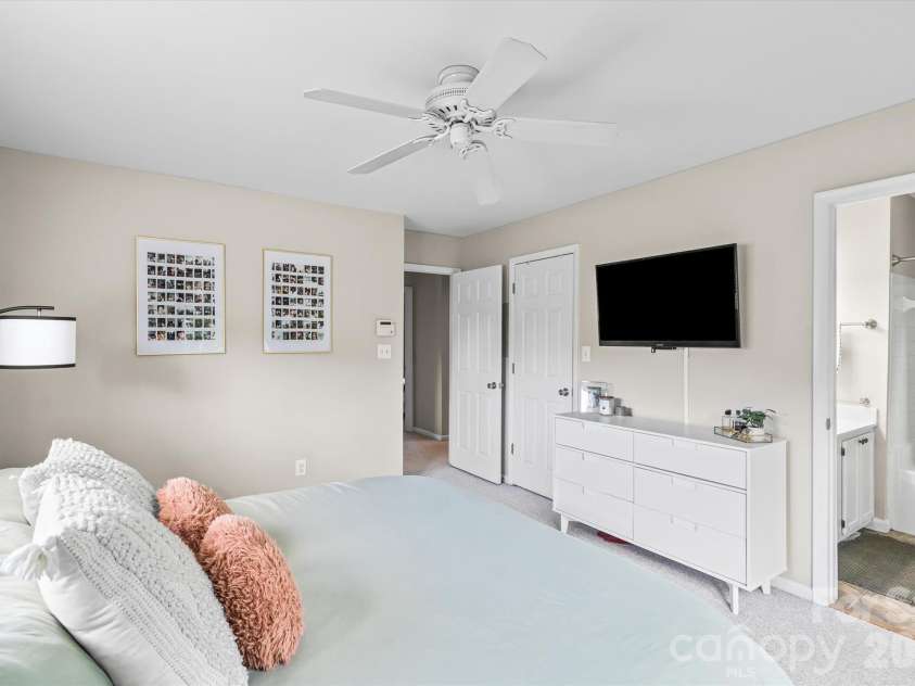 2538 Dilworth Heights Lane, Charlotte, NC 28209.  MLS# CAR4383701, YatesRealty ID 28859. 