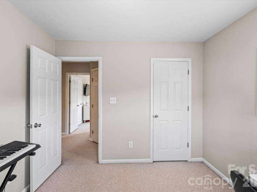 2538 Dilworth Heights Lane, Charlotte, NC 28209.  MLS# CAR4383701, YatesRealty ID 28859. 