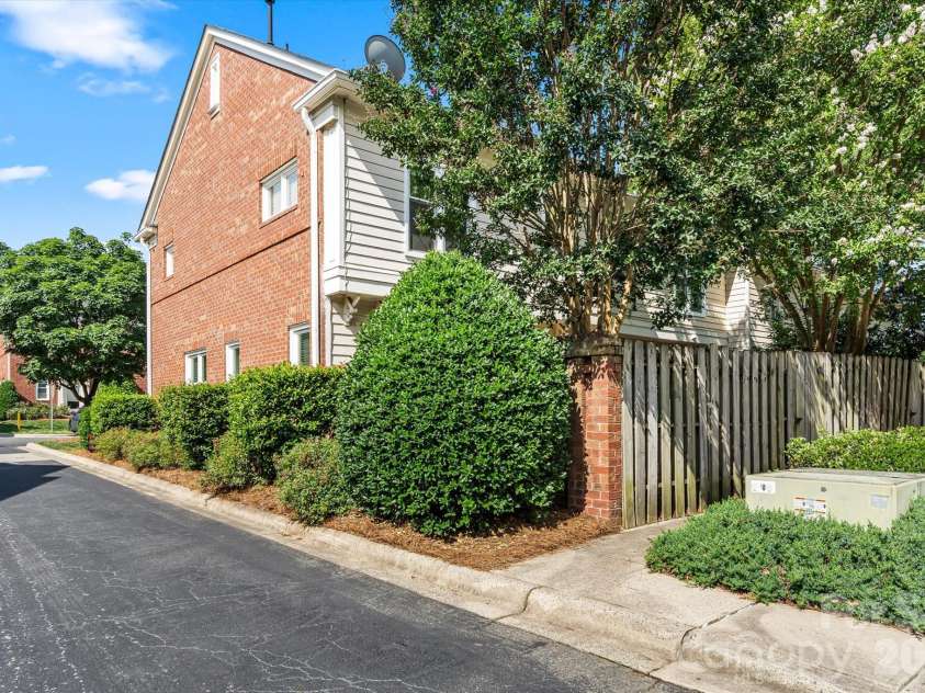 2538 Dilworth Heights Lane, Charlotte, NC 28209.  MLS# CAR4383701, YatesRealty ID 28859. 