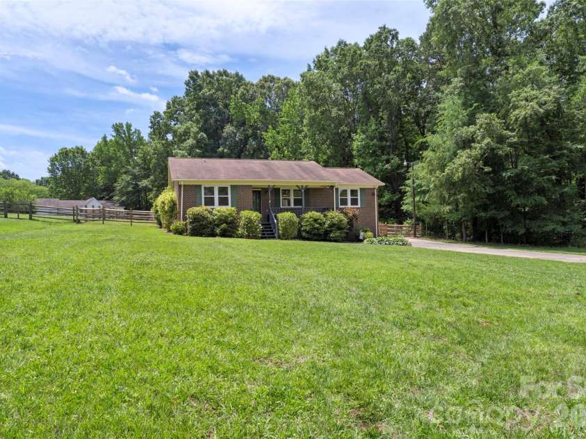 2201 Bow Brook Trail, Matthews, NC 28104.  MLS# CAR4386664, YatesRealty ID 28861. 