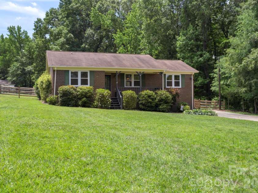 2201 Bow Brook Trail, Matthews, NC 28104.  MLS# CAR4386664, YatesRealty ID 28861. 