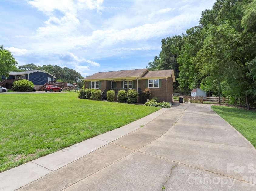 2201 Bow Brook Trail, Matthews, NC 28104.  MLS# CAR4386664, YatesRealty ID 28861. 