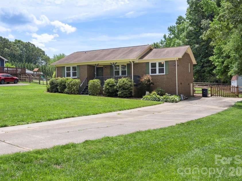 2201 Bow Brook Trail, Matthews, NC 28104.  MLS# CAR4386664, YatesRealty ID 28861. 