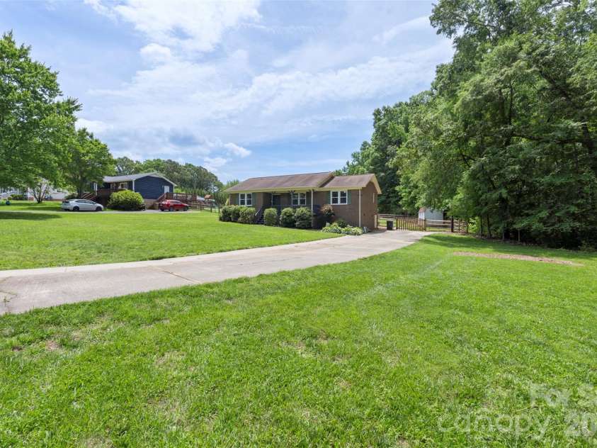 2201 Bow Brook Trail, Matthews, NC 28104.  MLS# CAR4386664, YatesRealty ID 28861. 
