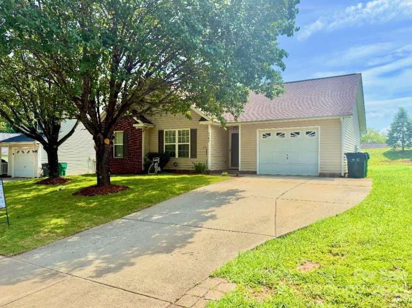 6902 Vernon Wood Lane, Charlotte, NC 28262.  MLS# CAR4266627, YatesRealty ID 28861. 