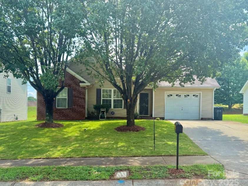 6902 Vernon Wood Lane, Charlotte, NC 28262.  MLS# CAR4266627, YatesRealty ID 28861. 