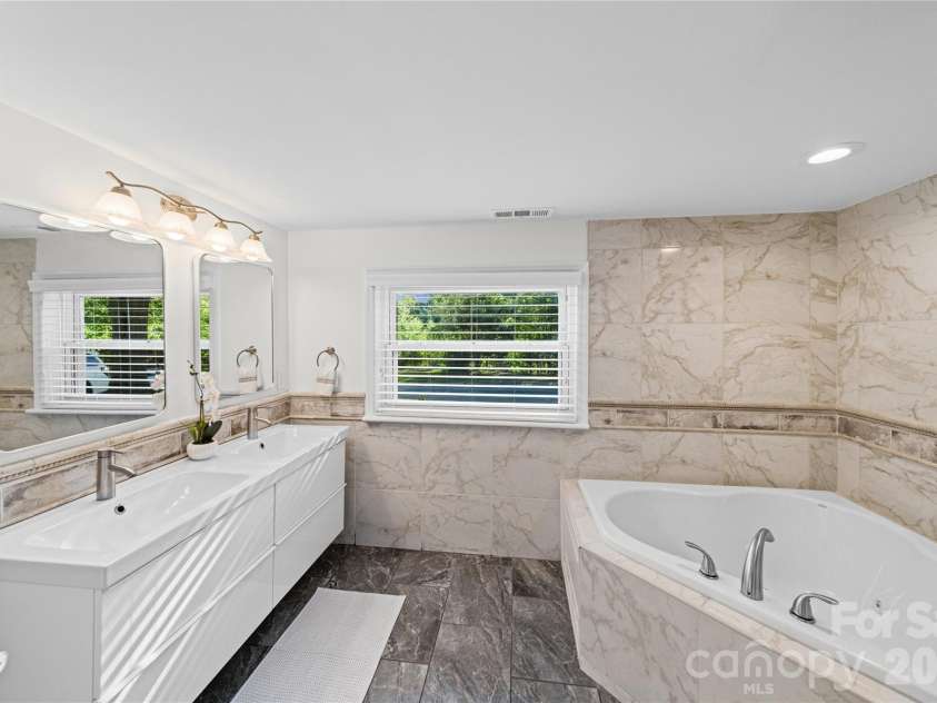 4220 Firwood Lane, Charlotte, NC 28209.  MLS# CAR4388006, YatesRealty ID 28862. 
