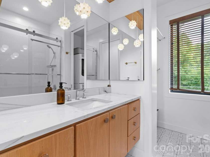 601 and 478 Freedom Cove Drive, Marshall, NC 28753.  MLS# CAR4389143, YatesRealty ID 28864. Double Sinks!