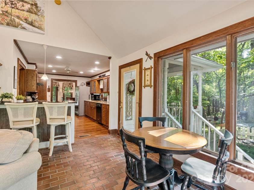110 Amanda Drive, Matthews, NC 28104.  MLS# CAR4280480, YatesRealty ID 28865. 