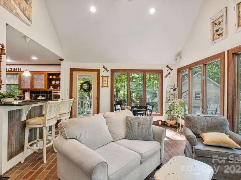 110 Amanda Drive, Matthews, NC 28104.  MLS# CAR4280480, YatesRealty ID 28865. 