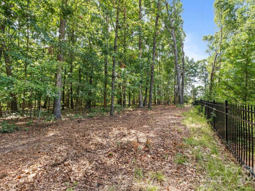 110 Amanda Drive, Matthews, NC 28104.  MLS# CAR4280480, YatesRealty ID 28865. 