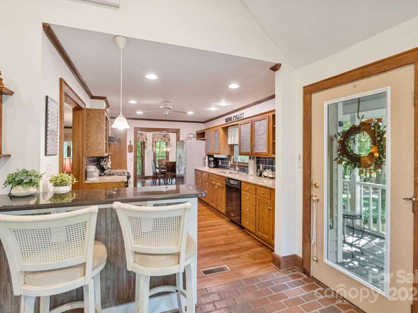 110 Amanda Drive, Matthews, NC 28104.  MLS# CAR4280480, YatesRealty ID 28865. Bar seating option