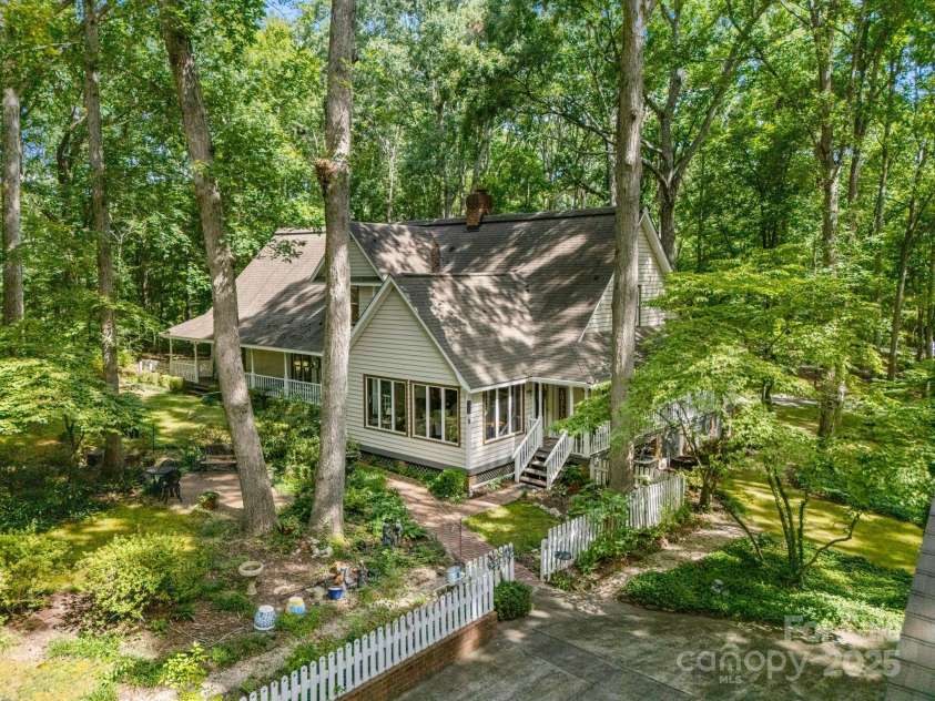 110 Amanda Drive, Matthews, NC 28104.  MLS# CAR4280480, YatesRealty ID 28865. Privacy + charm + location, this home has it all!