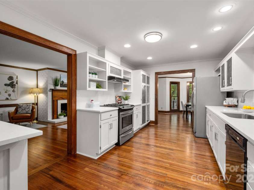 110 Amanda Drive, Matthews, NC 28104.  MLS# CAR4315348, YatesRealty ID 28865. 