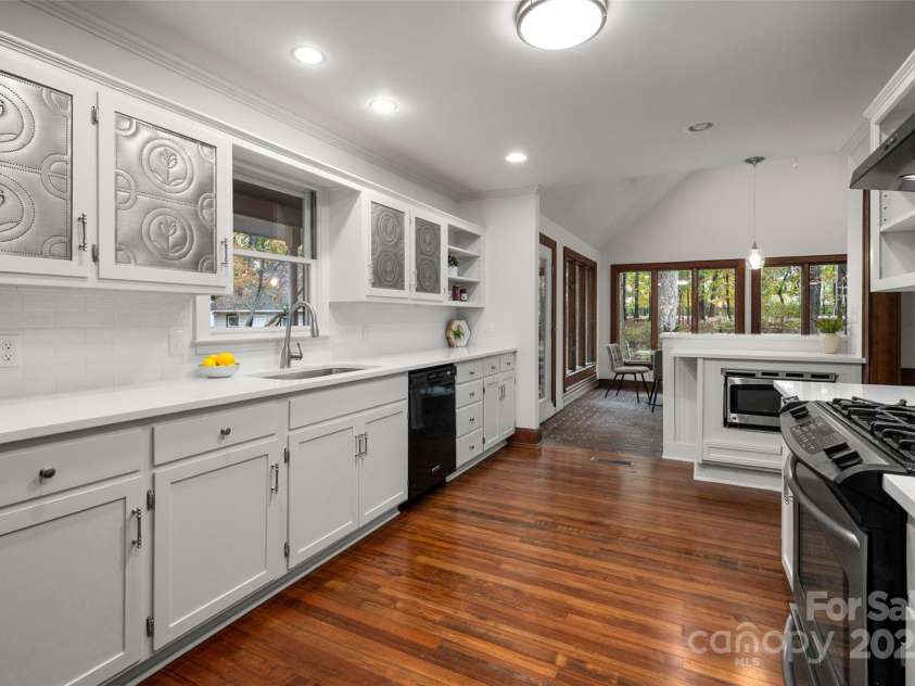 110 Amanda Drive, Matthews, NC 28104.  MLS# CAR4315348, YatesRealty ID 28865. 