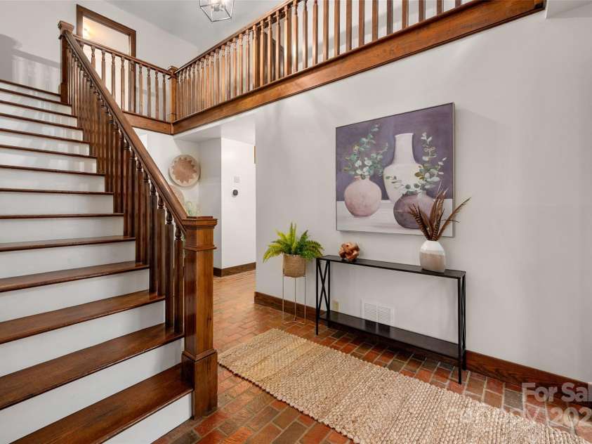 110 Amanda Drive, Matthews, NC 28104.  MLS# CAR4315348, YatesRealty ID 28865. 