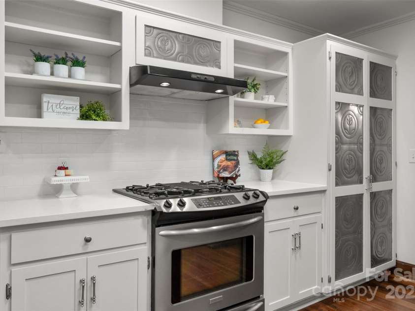 110 Amanda Drive, Matthews, NC 28104.  MLS# CAR4315348, YatesRealty ID 28865. 