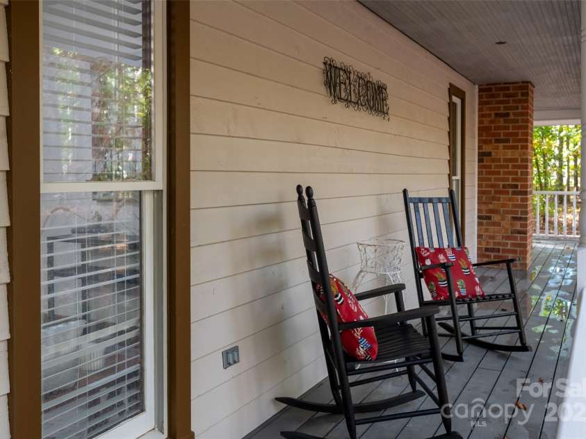 110 Amanda Drive, Matthews, NC 28104.  MLS# CAR4315348, YatesRealty ID 28865. 