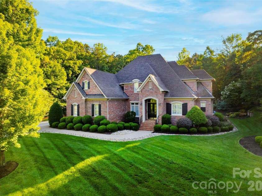 6005 Willowood Road, Kannapolis, NC 28081.  MLS# CAR4389697, YatesRealty ID 28865. All brick with beautful landscaping