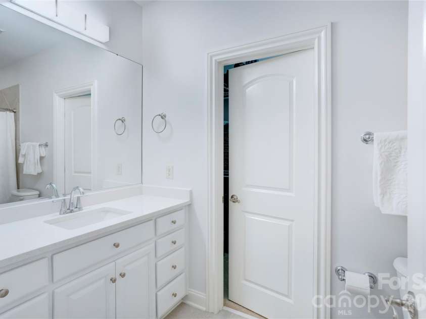 6005 Willowood Road, Kannapolis, NC 28081.  MLS# CAR4389697, YatesRealty ID 28865. Bath off bedroom
