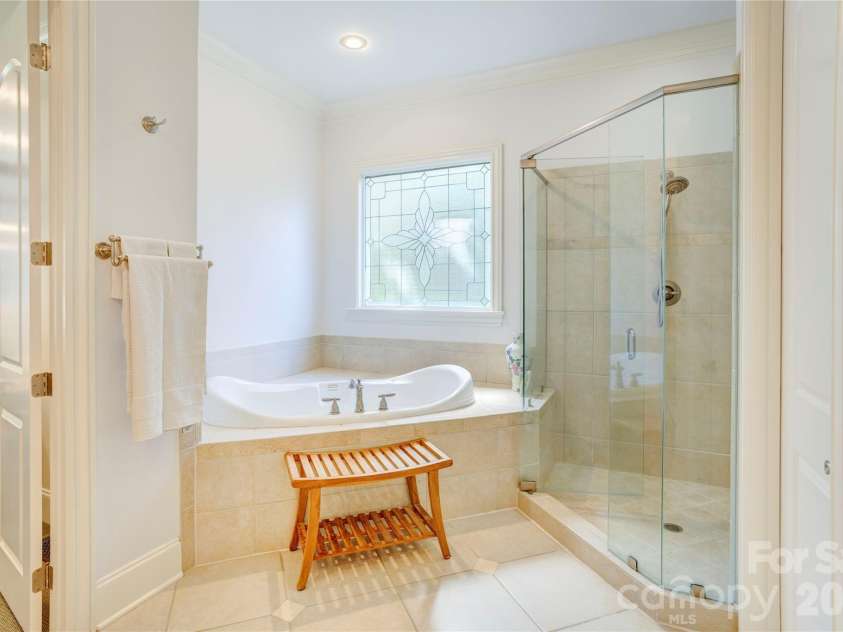 6005 Willowood Road, Kannapolis, NC 28081.  MLS# CAR4389697, YatesRealty ID 28865. Soaking tub and exquisite window