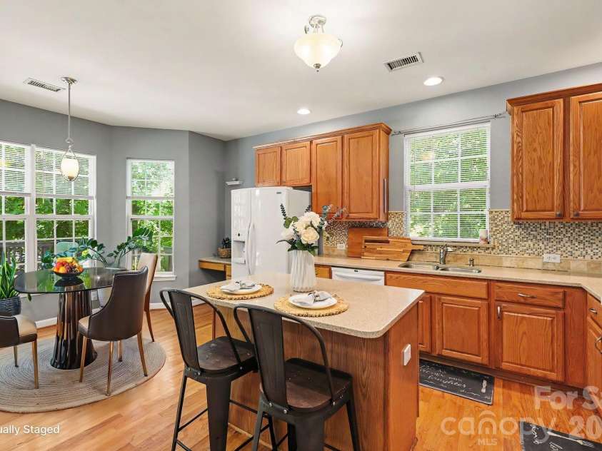 5604 Edgeweir Court, Charlotte, NC 28269.  MLS# CAR4379853, YatesRealty ID 28867. 