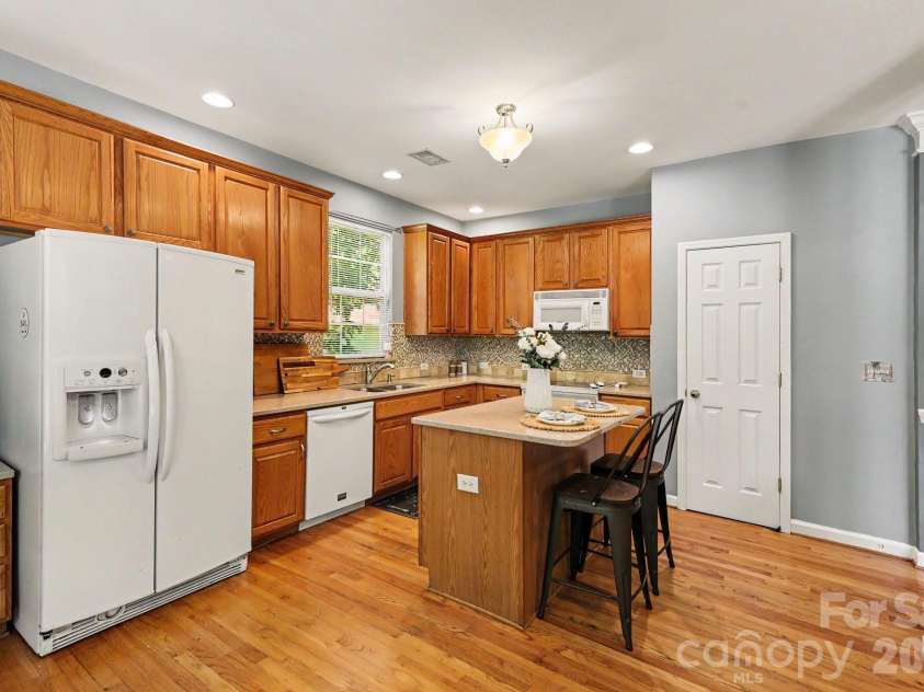 5604 Edgeweir Court, Charlotte, NC 28269.  MLS# CAR4379853, YatesRealty ID 28867. 