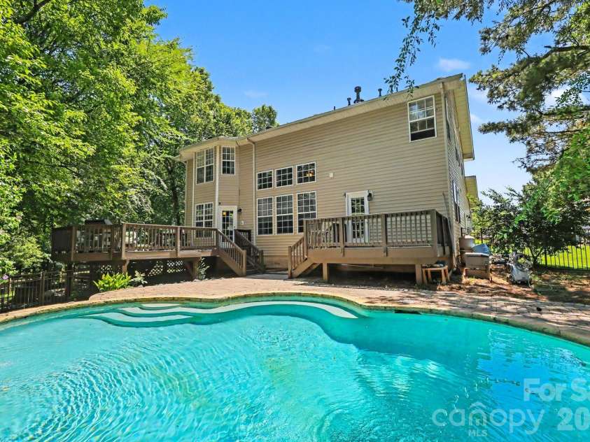 5604 Edgeweir Court, Charlotte, NC 28269.  MLS# CAR4379853, YatesRealty ID 28867. 