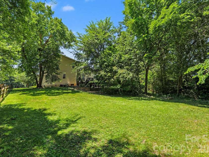 5604 Edgeweir Court, Charlotte, NC 28269.  MLS# CAR4379853, YatesRealty ID 28867. 