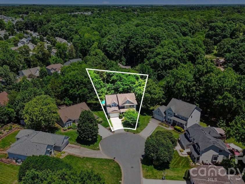 5604 Edgeweir Court, Charlotte, NC 28269.  MLS# CAR4379853, YatesRealty ID 28867. 