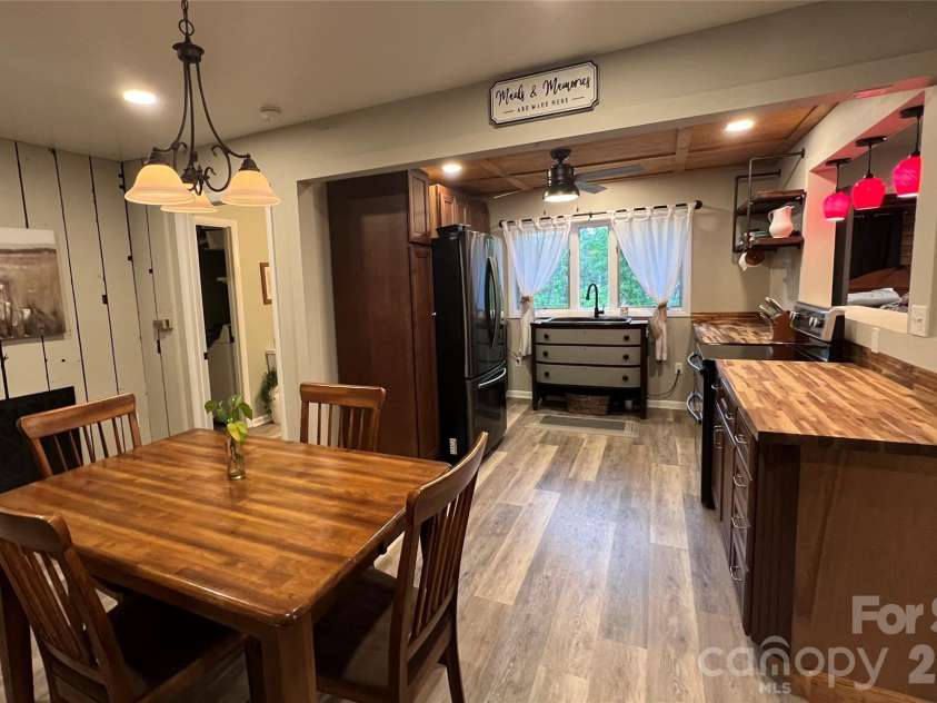 384 Bear Cub Drive, Spruce Pine, NC 28777.  MLS# CAR4389087, YatesRealty ID 28869. 