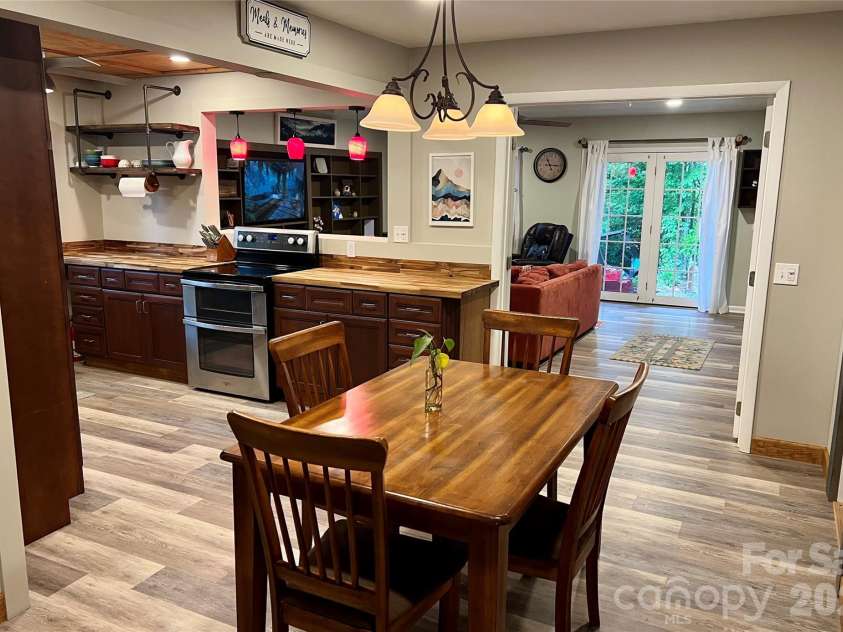 384 Bear Cub Drive, Spruce Pine, NC 28777.  MLS# CAR4389087, YatesRealty ID 28869. 