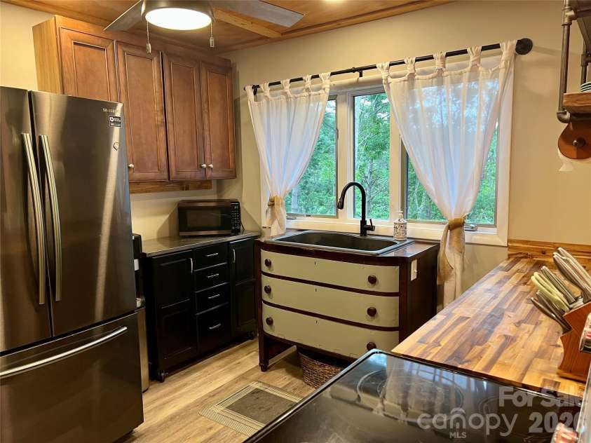 384 Bear Cub Drive, Spruce Pine, NC 28777.  MLS# CAR4389087, YatesRealty ID 28869. 